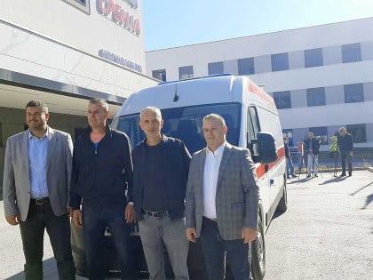 Grad Istočno Sarajevo uručio Bolnici „Srbija“ novo sanitetsko vozilo