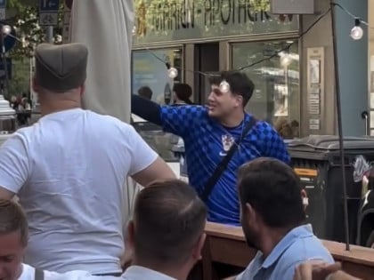 Хрват пришао групи српских навијача у Минхену и уз осмех урадио нешто што ће обићи регион!
