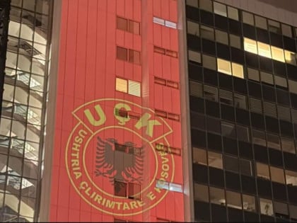 Zgrada vlade u Prištini u bojama terorističke OVK