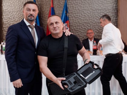 Славенко Ристић уручио пиштољ Рељи Јовановићу у знак заслуга у Одбрамбено-отаџбинском рату