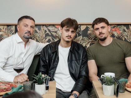 Предсједник РСС Славенко Ристић кампању завршио са породицом, пријатељима и комшијама у Бијељини