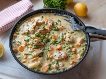 Recept dana: Piletina u kremastom sosu s povrćem