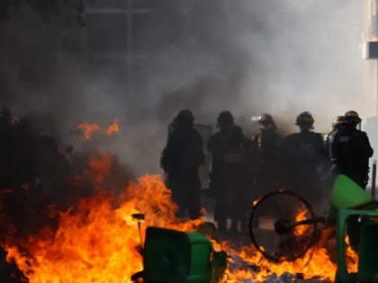 Хаос на улицама Француске не престаје: Ђаци пале и руше, пријетња уздрмала Париз!