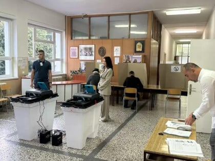 У Источној Херцеговини више од 65.000 бирача, забиљежена кашњења