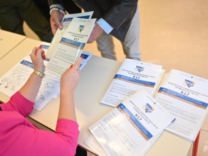 Члан бирачког одбора у Челићу хемијском оловком исписивао гласачке листиће