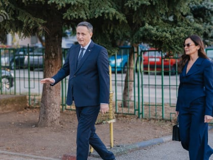 Бећировић испред  Изетбеговића