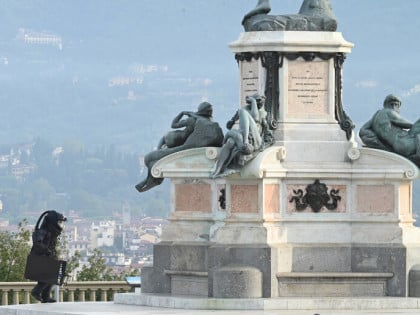 Pronađena plinska boca sa žicama kod statue u Firenci, blokiran trg