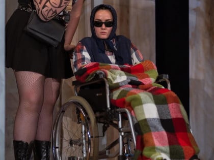 Predstava "Gore – Dolje" pozorišta "Daske" u Gradišci: Emotivna drama o životu, usponima i padovima