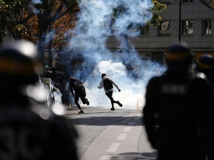 Nastavlja se haos u Francuskoj: Demonstranti zapalili kapiju školskog kompleksa, blokirano oko stotinu učenika