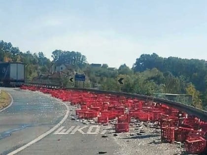 Haos kod Gornjeg Milanovca: Stotine gajbi "Koka-Kole" završile na putu