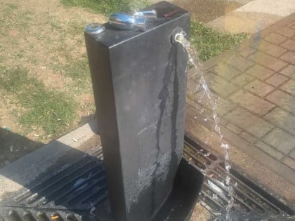 Комунална опрема поново на мети вандала: Оштећена јавна чесма у центру Бањалуке