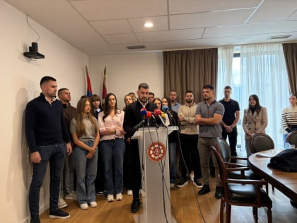 ЛАПЧЕВИЋ: Колеге из Србије нека се одреде према порукама које су изнесене на транспарентима на студентским скуповима у Србији