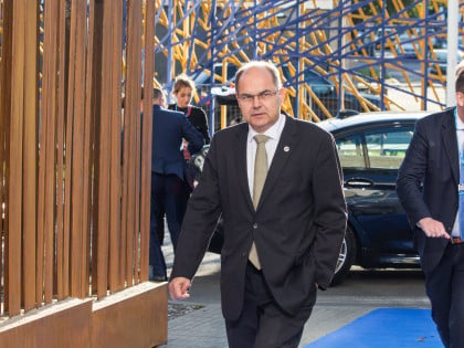 Šmit prijeti iz ilegale: Uzurpator ostao zaglavljen na drvetu