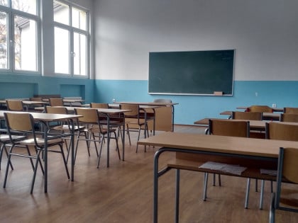 Пао дио плафона у учионици: Ученик лакше повријеђен у новосадској школи