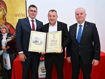 Doktor Dragan Lepir dobitnik Povelje opštine Srbac