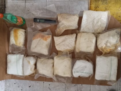 Претрес у Дусини открио гомилу дроге и оружја: Ухапшен мушкарац