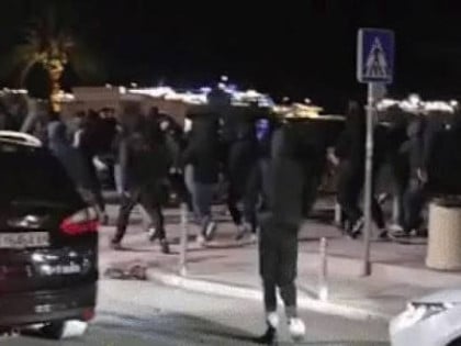 Haos na splitskoj Rivi: 150 Torcidaša napalo navijače Ajaksa, 57 privedenih (VIDEO)