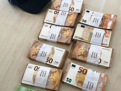 Пас Аси открио 50.000 евра у аутомобилу из БиХ: Возач кажњен са 13.200 евра