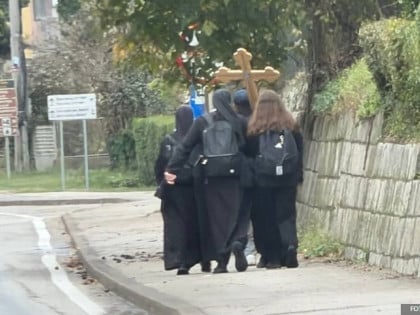 Ко су људи у црном и са крстом који пролазе кроз Добој