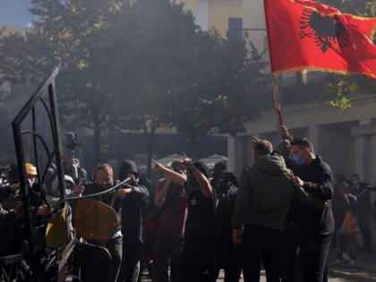 Жестоки сукоби на протестима у Тирани, повријеђен директор полиције и више десетина људи