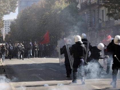 У Тирани током протеста насилни сукоби између демонстраната и полицајаца