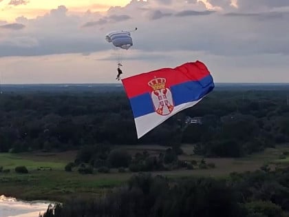Srpska zastava na nebu iznad Floride (VIDEO)