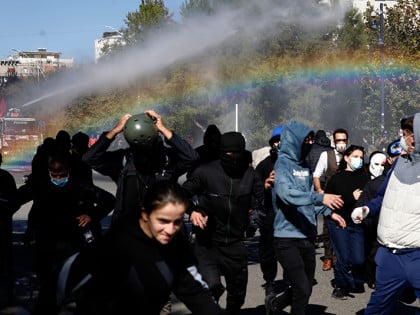 Haos u Albaniji: Demonstranti upali u sud, policija odgovorila suzavcem