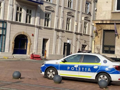 Тринаестогодишњак ножем ранио ученика и наставницу у Румунији