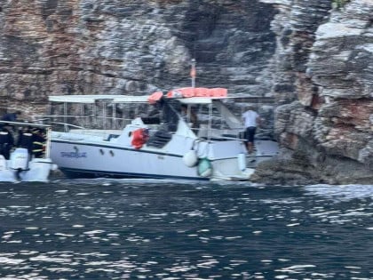 Zapalio se čamac sa 20 turista u Crnoj Gori