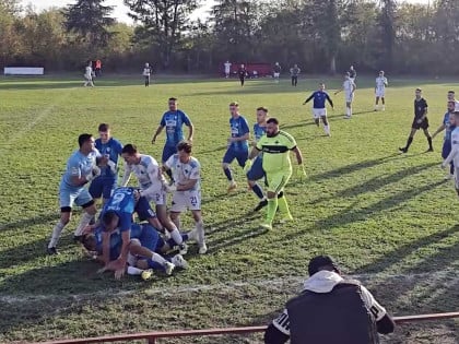 Šokantni snimak iz Srbije: Brutalna tuča igrača i navijača na terenu! (VIDEO)