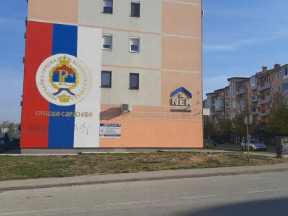 На тробојци у Источном Сарајеву исписана увредљива порука