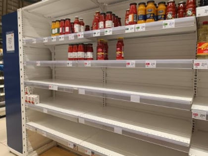 Празне полице у супермаркетима у Напуљу, а на пумпама нема горива