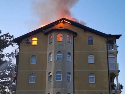 Detalji požara u Srpcu: Povrijeđena dva vatrogasca, izgorjela dva stana  (VIDEO)