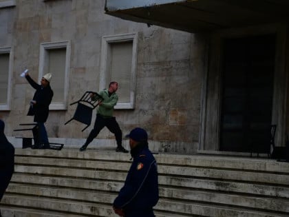 Наставља се хаос: Демонстранти покушавају да упадну у Рамин кабинет