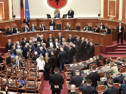 Haos u parlamentu Albanije: Čupali mikrofone, bacali kartone, zakoni ipak usvojeni