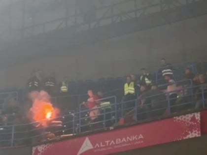 Туча навијача у Арени пред вјечити дерби: Летјеле бакље, интервенисала полиција