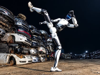 Može da podiže automobile i pomaže u spasavanju: Kinezi predstavili novog humanoidnog robota (VIDEO)