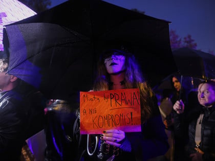 Протести због строгих закона о абортусу у више од 20 градова Пољске