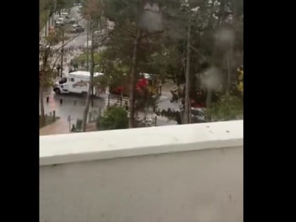 Крваво у Паризу: Пуцано из аутомобила, има мртвих и рањених