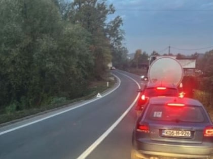 Аутобус слетио с пута код Тузле, више повријеђених, саобраћај обустављен