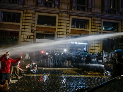 Neredi širom Evrope: Policija koristila suzavac i vodene topove, demonstranti bacali molotovljeve koktele (FOTO, VIDEO)
