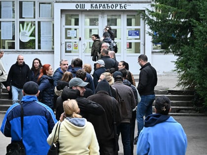 УЖИВО Избори у Србији: Гужве на појединим биралиштима