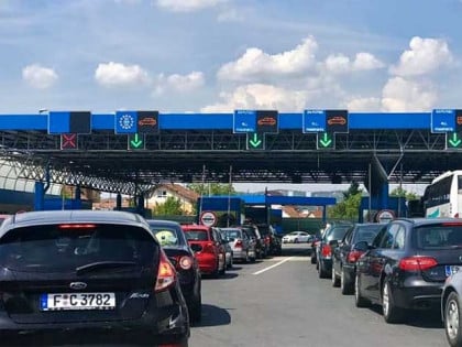 Šta kažu carinska pravila: Smijete li preko granice s tuđom bankovnom karticom?