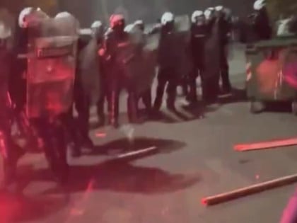 Инцидент у Лазаревцу: Полиција нападнута каменицама и пиротехником