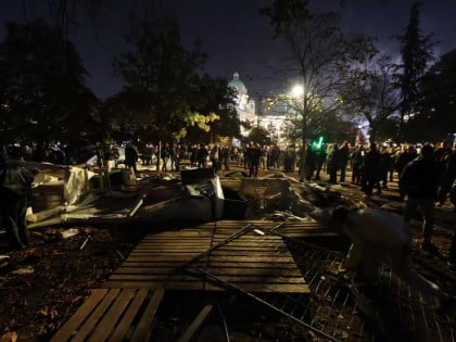 Iskaljen bijes u Pionirskom parku: Demonstranti polomili "ćacilend"