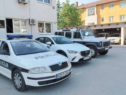 Побјегао из аутомобила и бацио више од килограм дроге: Ухапшен мушкарац из Маглаја
