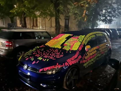 Misterija u Prijedoru: Tri djevojke zalijepile 700 stikera na „golf“ i nestale