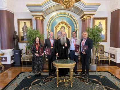 Велико признање за бијељинске љекаре: Митрополит Фотије уручио Орден Светог краља Драгутина