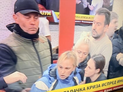 Група људи упала у Телевизију Информер, међу њима и Дијана Хрка