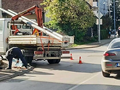 Незгода у центру Бањалуке: Аутомобил оборио стуб расвјете, створене гужве